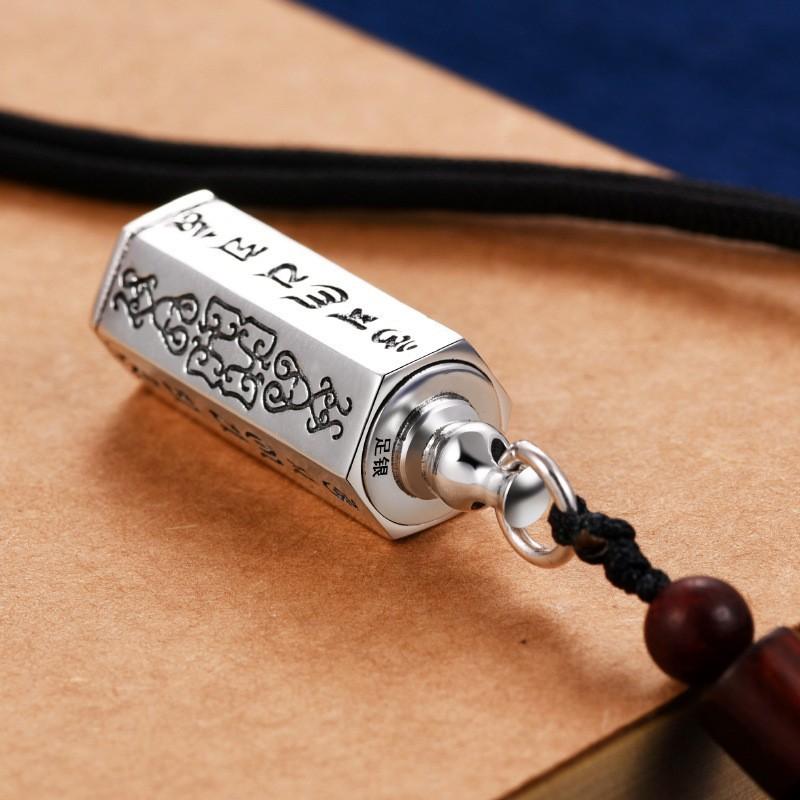 Le collier est creux et peut être ouvert pour y mettre des choses. Pendentif Boîte Gawu Mantra à Six Caractères