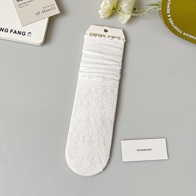 Chaussettes d'été blanches pour femmes avec bordure en dentelle respirante: Style mi-mollet froncé avec bordure à volants et design en maille