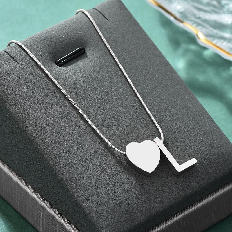 Elegante Colar com Pingente de Coração com Alfabeto Personalizado em Aço Inoxidável para Mulheres