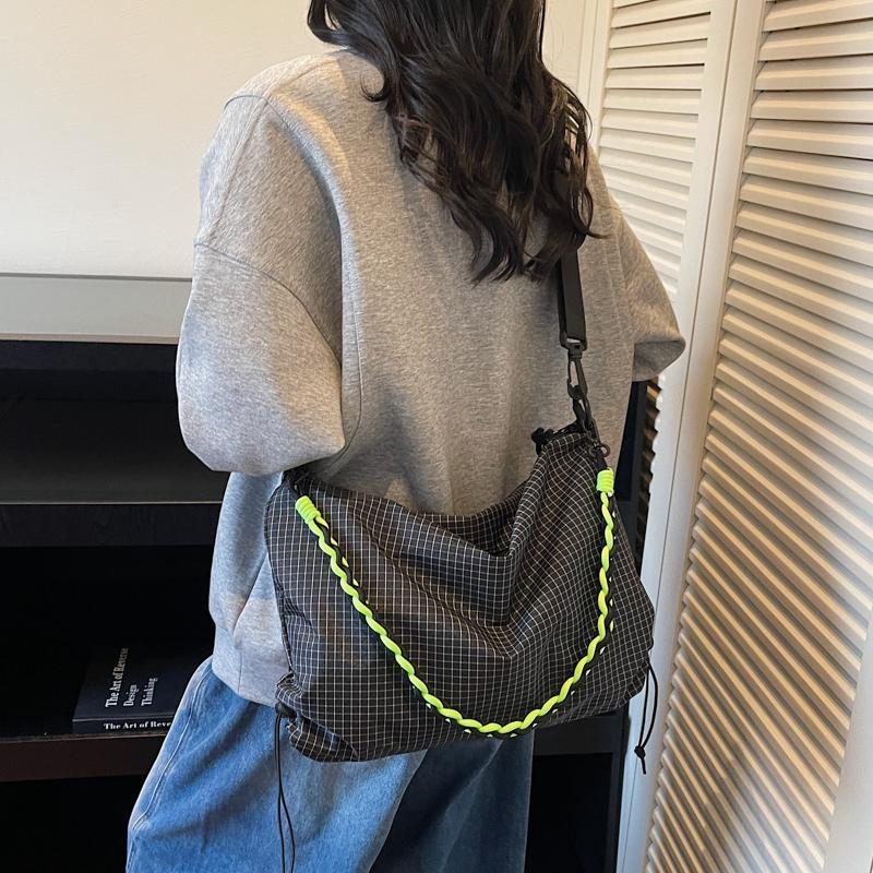 Bolsa Transversal Leve de Grande Capacidade Feminina de Nylon Xadrez para Ombro ou Axila Bolsa Tote para Estudante e Trabalhador