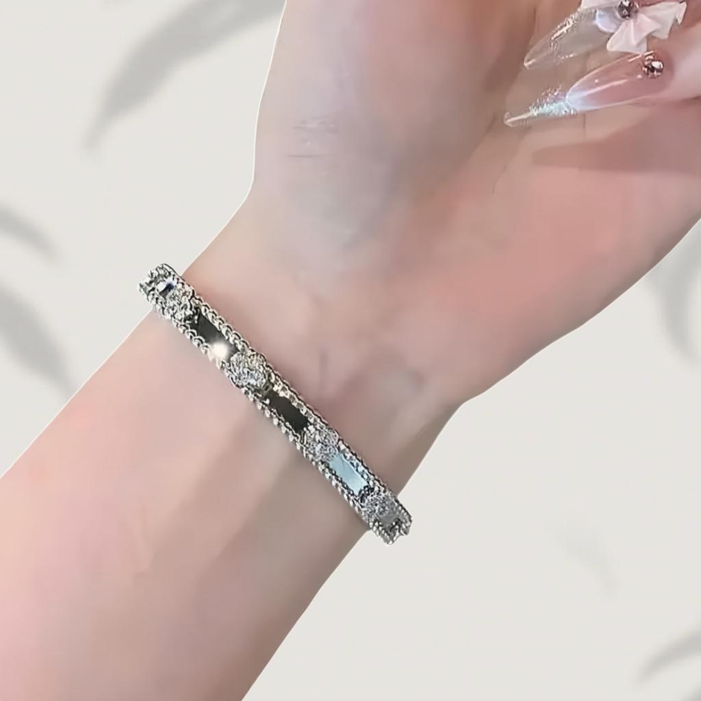 2026 Micro-inlaid 18K Gold Gypsy Cross Bracelet Light Luxury Fashion X Diamond Bracelet Hand Jewelry