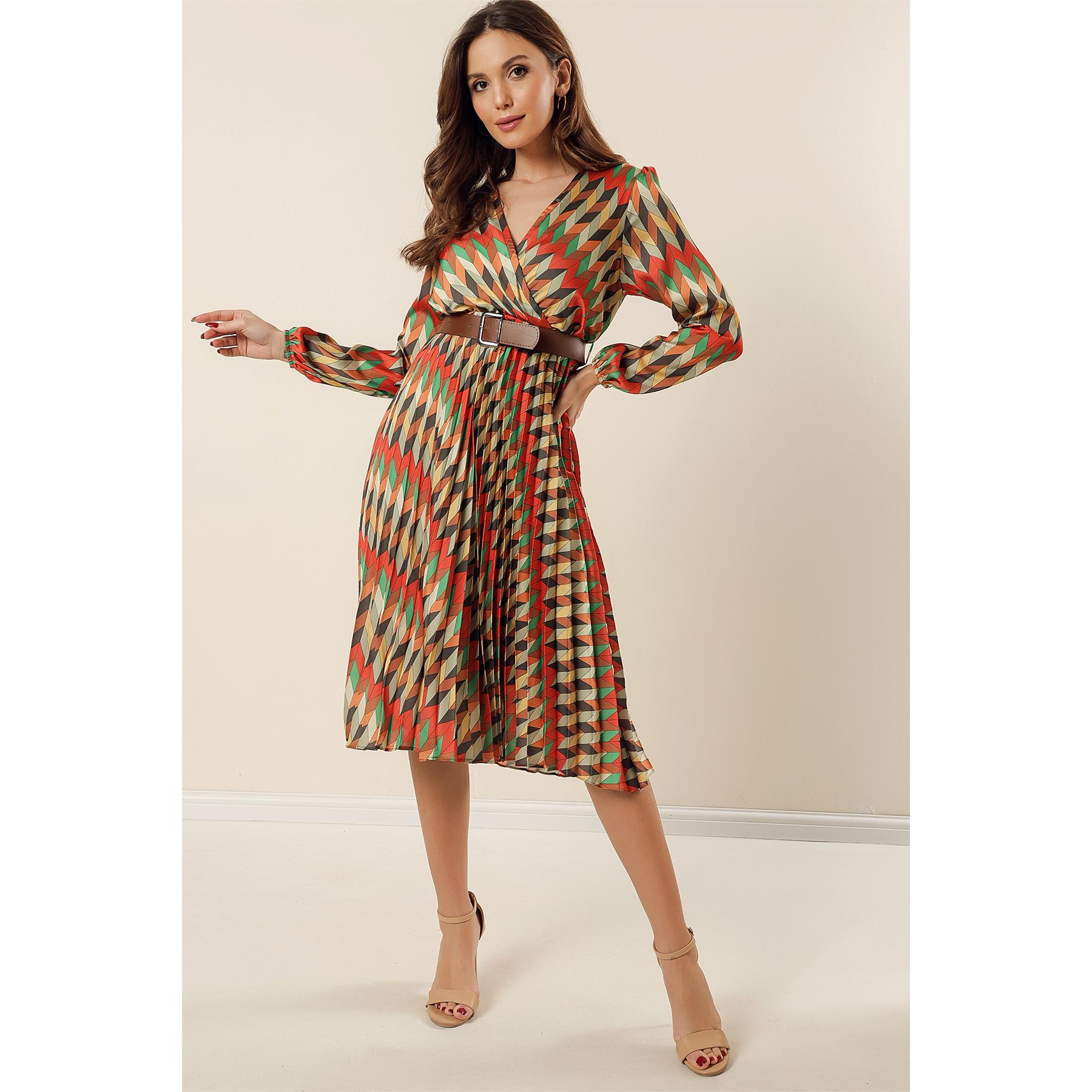 

Атласное платье с двубортным воротником и поясом на подкладке с зигзагообразным узором