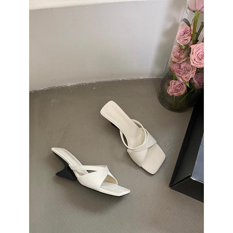 French temperament niche open-toed square head cool slippers women's summer wear one-word thin strap high heels thick heel