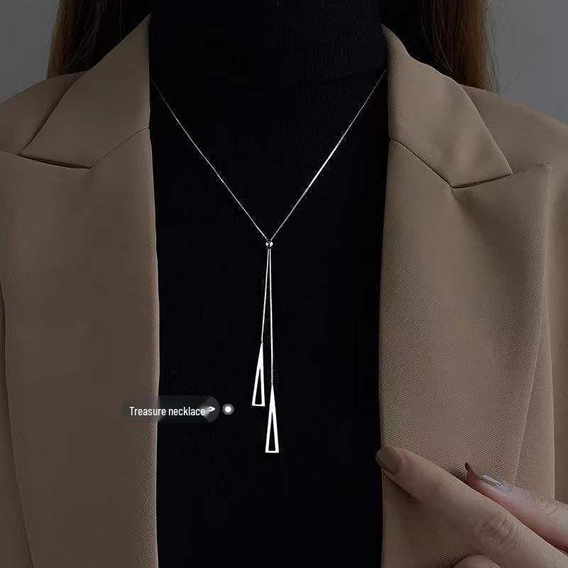 Japan & Korea Double Triangle Necklace: Elegant, High-End Light Luxury Choker for Autumn/Winter Sweater, Versatile Fashion Design.