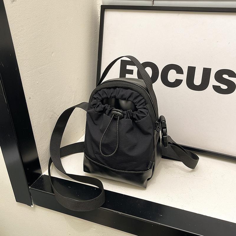 Niche sports messenger bag casual small bag street men and women simple 2025 spring trend shoulder bucket bag