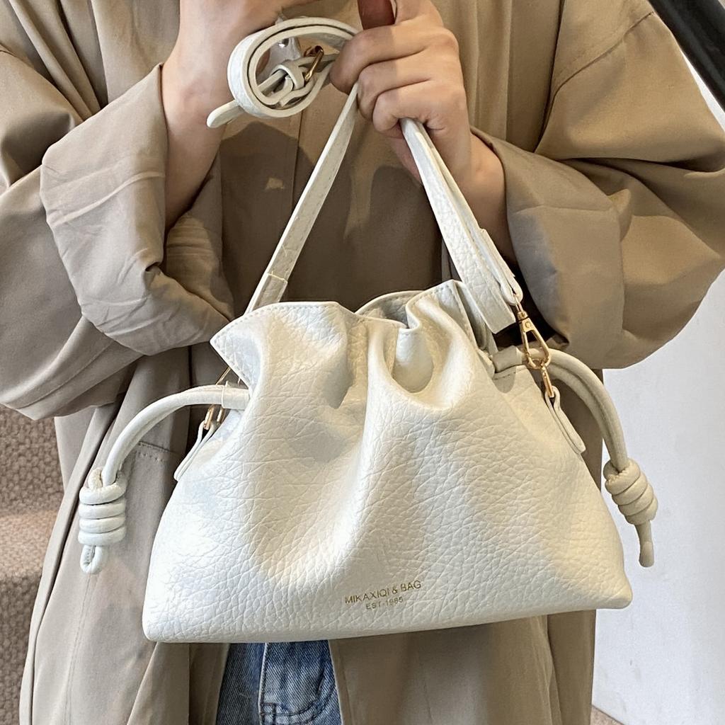 This year's popular bag women's large-capacity exquisite new retro niche design messenger bag pleated bucket bag