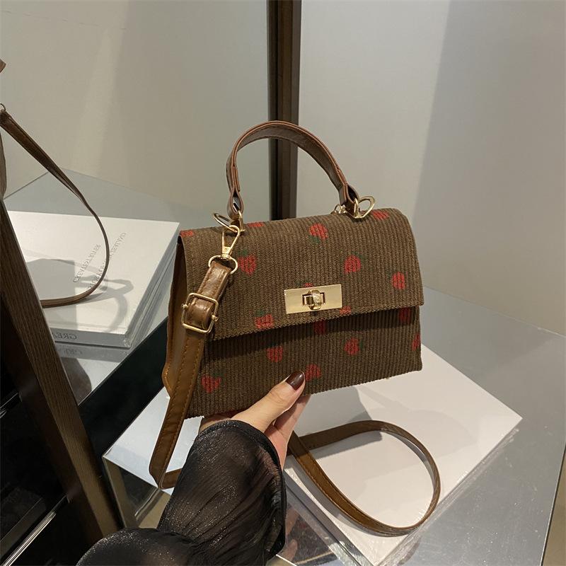 

Small fresh bag women ins niche 2025 new fashion chain messenger bag mini strawberry portable small square bag коричневий