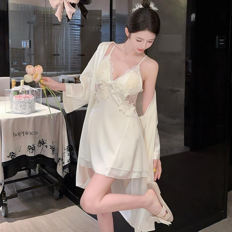 Set med camisole och morgonrock i issilke: Damsexig, exklusiv tvådelad nattlinne med bröstinlägg för sommar, vår och höst.