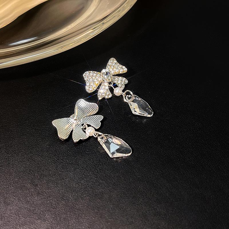 Non-Pierced Ear Cuffs: Elegant French Pearl Chain Studs with a Luxurious High-Design Flair