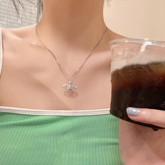 Frauen Halskette Hohl Planeten Form Anhänger Strass Dekor Titan Stahl Hals Dekoration Schmuck Abschlussball Party Bankett Schlüsselbein Halskette