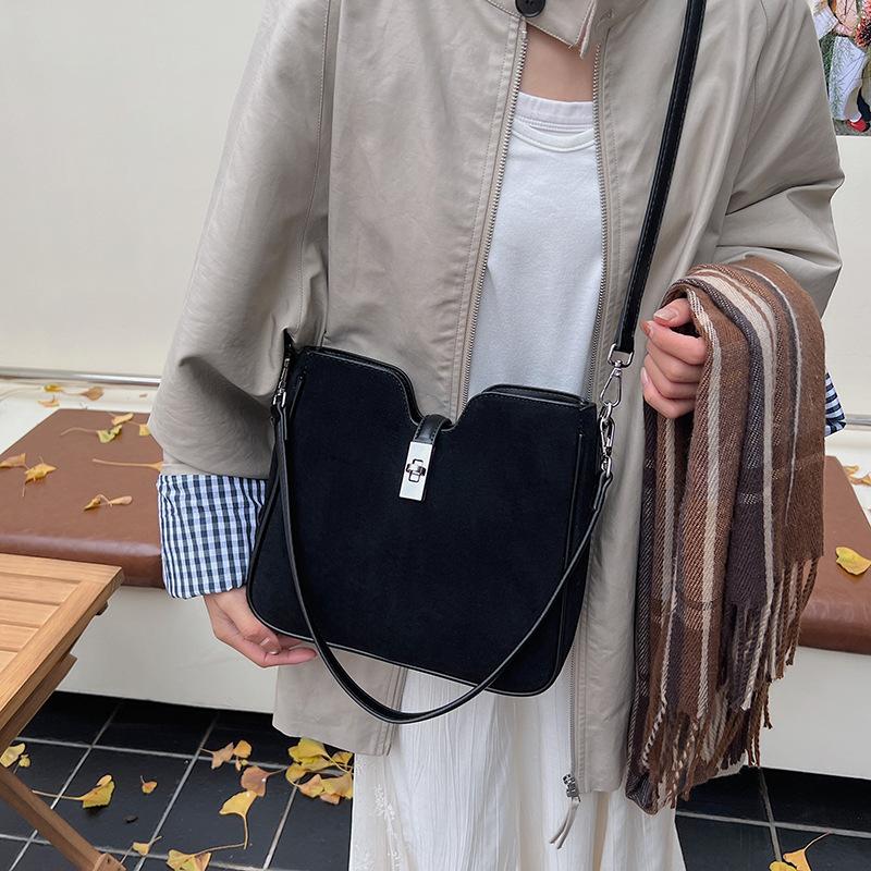 Autumn and winter retro matte small bag women's 2025 new commuter versatile shoulder underarm bag messenger bag bucket bag