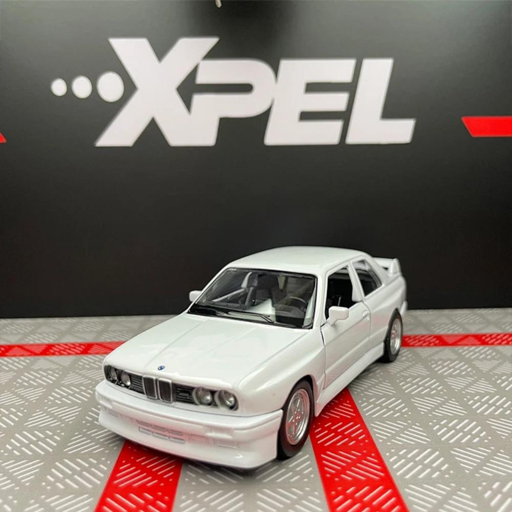 1/36 BMW M3 1987 Slitinové Hračky Model Auta Kovové Odlitky Hračky Vozidla Autentický Vynikající Interiér Natahovací 2 Otevírací Dveře Dětský Dárek
