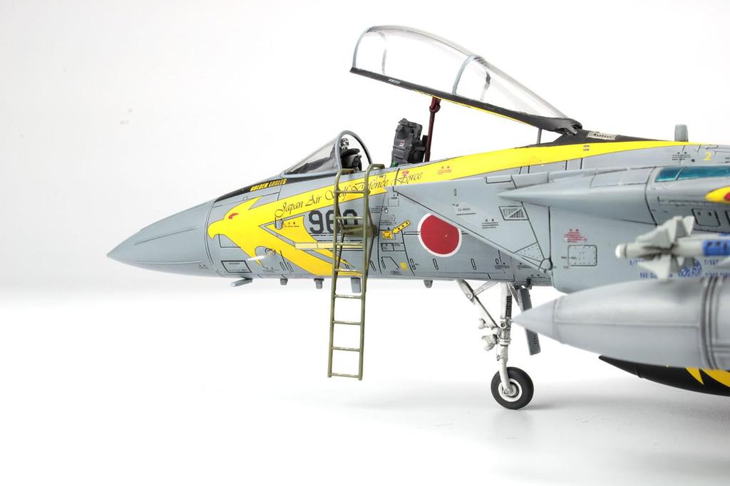 PLATZ Japan Air Force Eagle Komatsu Air Base Air Show 2014 306th Squadron Golden Eagles Special Paint Scheme Plastic Model Kit with Boarding Rudder