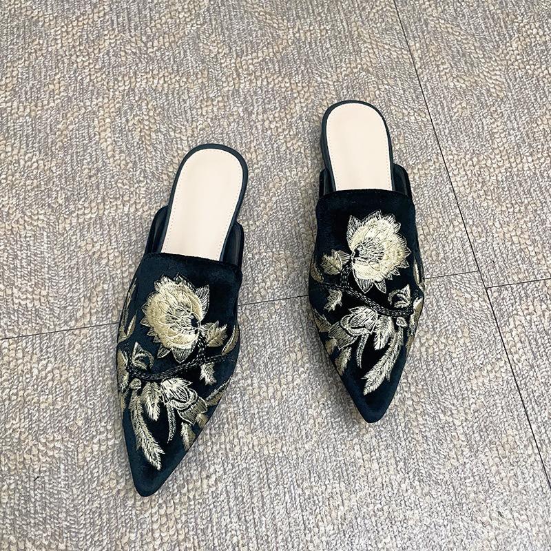 

Крутые тапочки женские весенне-осенние вышитые остроносые на микрокаблуке нескользящие сандалии на мягкой подошве 35 чёрный