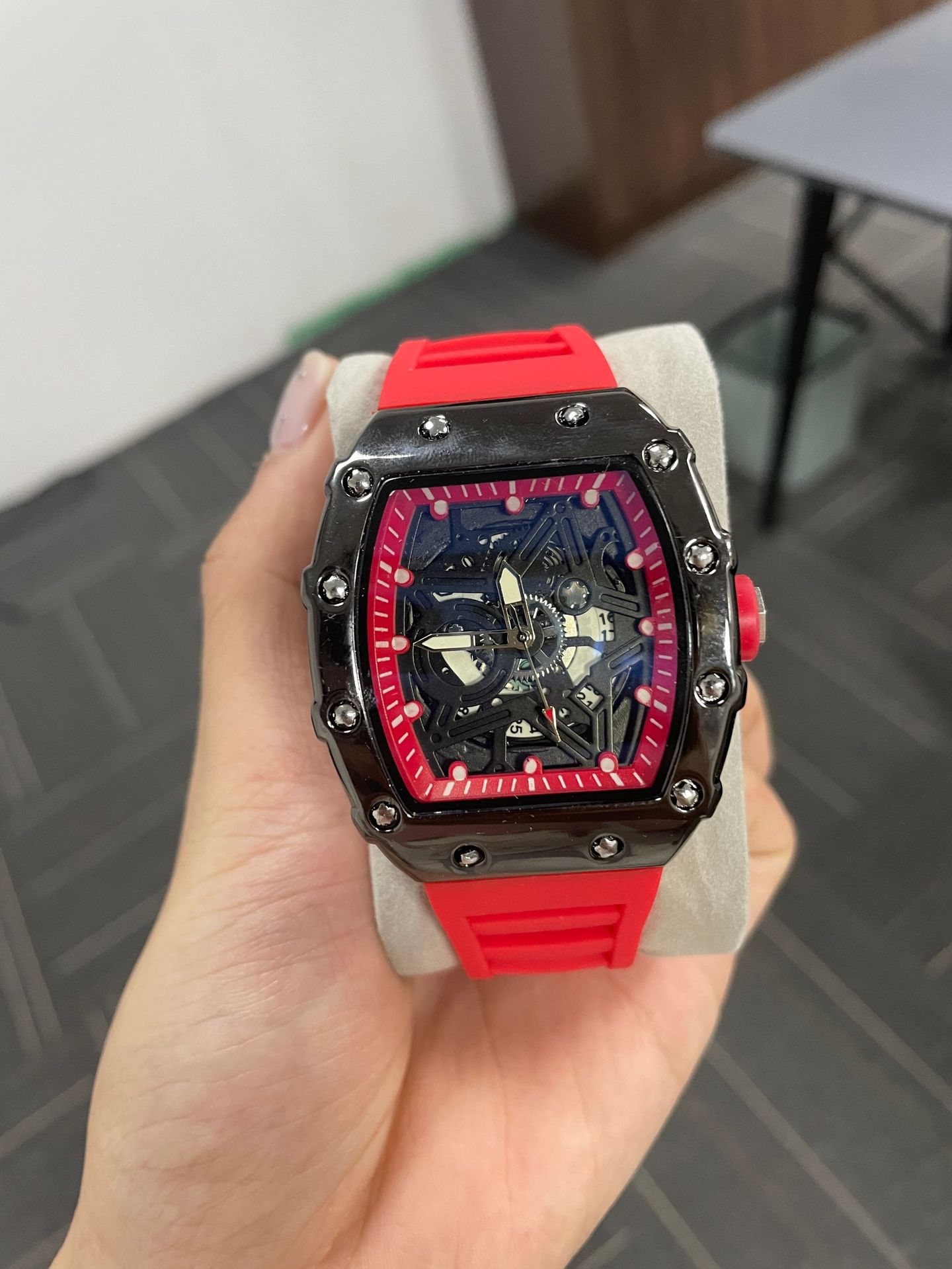 Watch Domineering High-Value Fashion Trend Non-Mechanical Watch Luminous Barrel-Shaped Men S Watch No gift box