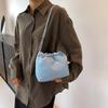 Dieses Jahr, die beliebte kleine Tasche Damen 2025 neue Sommer Nische Design Diamantkette Umhängetasche Textur Bucket Bag