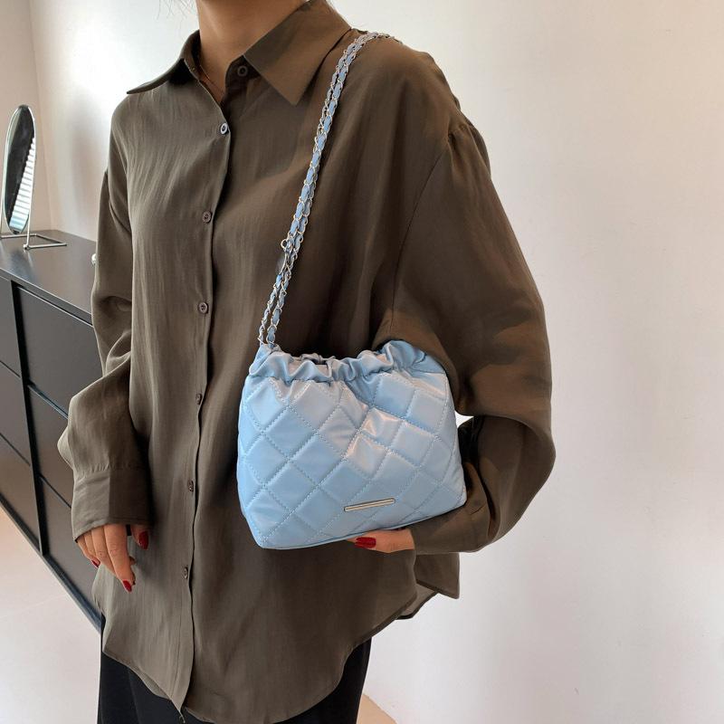 Dieses Jahr, die beliebte kleine Tasche Damen 2025 neue Sommer Nische Design Diamantkette Umhängetasche Textur Bucket Bag