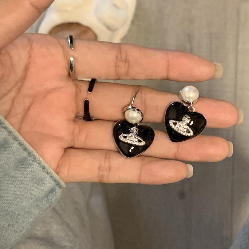 Černé Náušnice Saturn ve tvaru Srdce s Kamínky Jedinečný Design Vysoký Styl