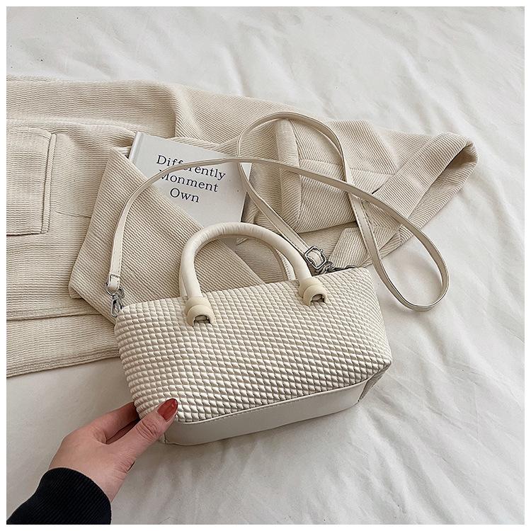 

Hand carry fashion small square bag women 2025 summer new trendy simple shoulder bag niche trendy casual messenger bag белый
