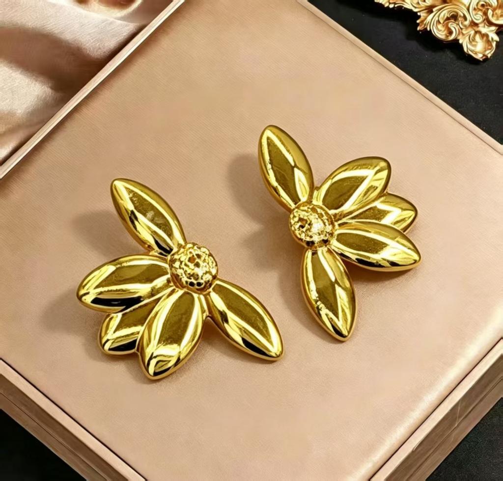 Stainless steel high-end gold earrings, niche design light luxury metal studs, temperament earrings