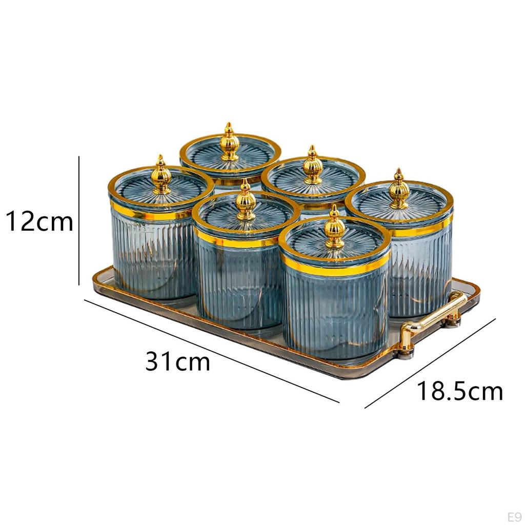Tellerset mit Trockenfrüchten und Nüssen und abgedeckten Schüsseln