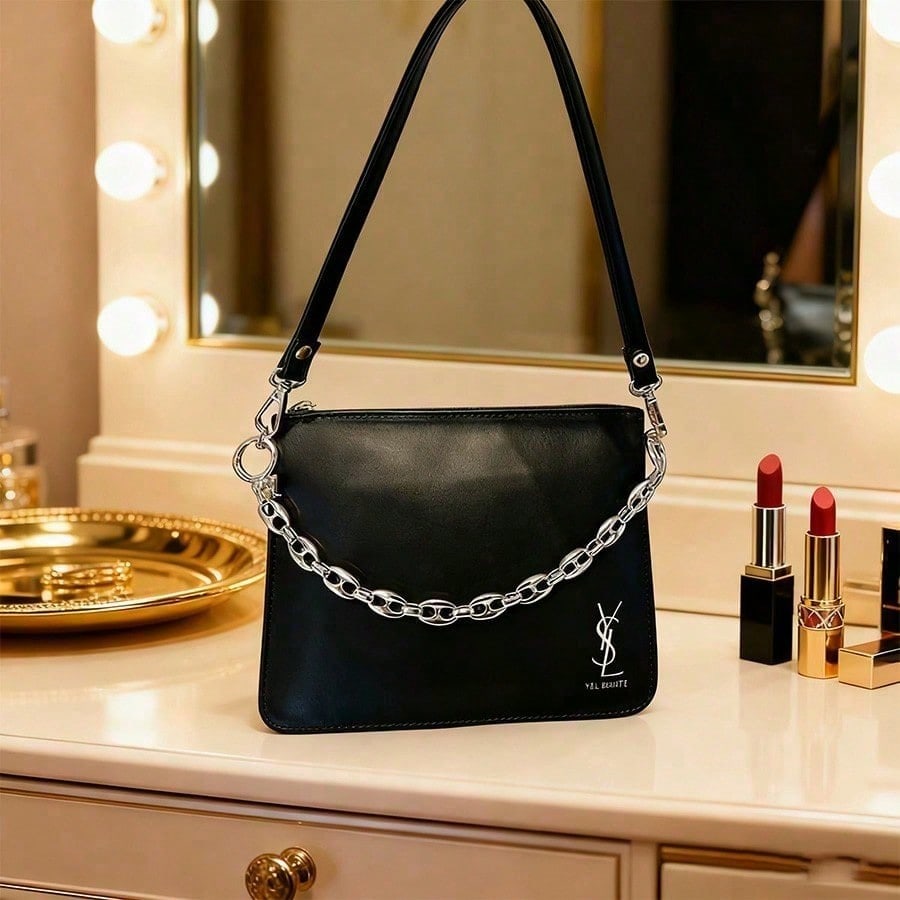 Сумка-квадрат черная ручной работы DIY в ретро и высококлассном стиле украшена золотыми цепочками и классическим логотипом чёрный 7590₽