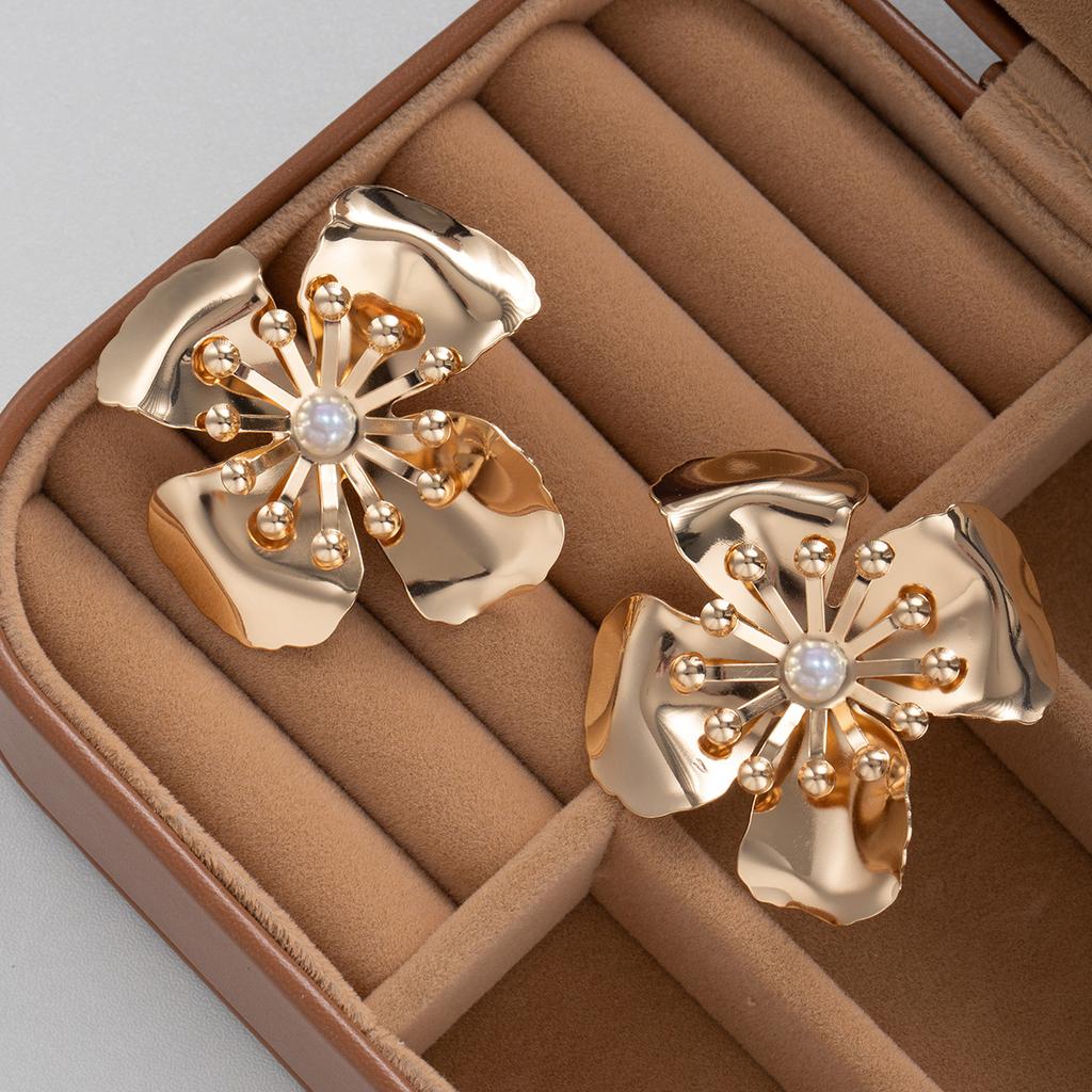 Fashion Metal Flower Petal Earrings Retro Sense Simple Premium Pearl Stud Earrings Design Sense Earrings Women