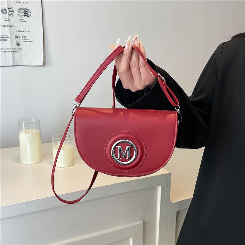 Versatile messenger bag 2025 spring and summer new saddle bag shoulder armpit bag fashion casual handbag