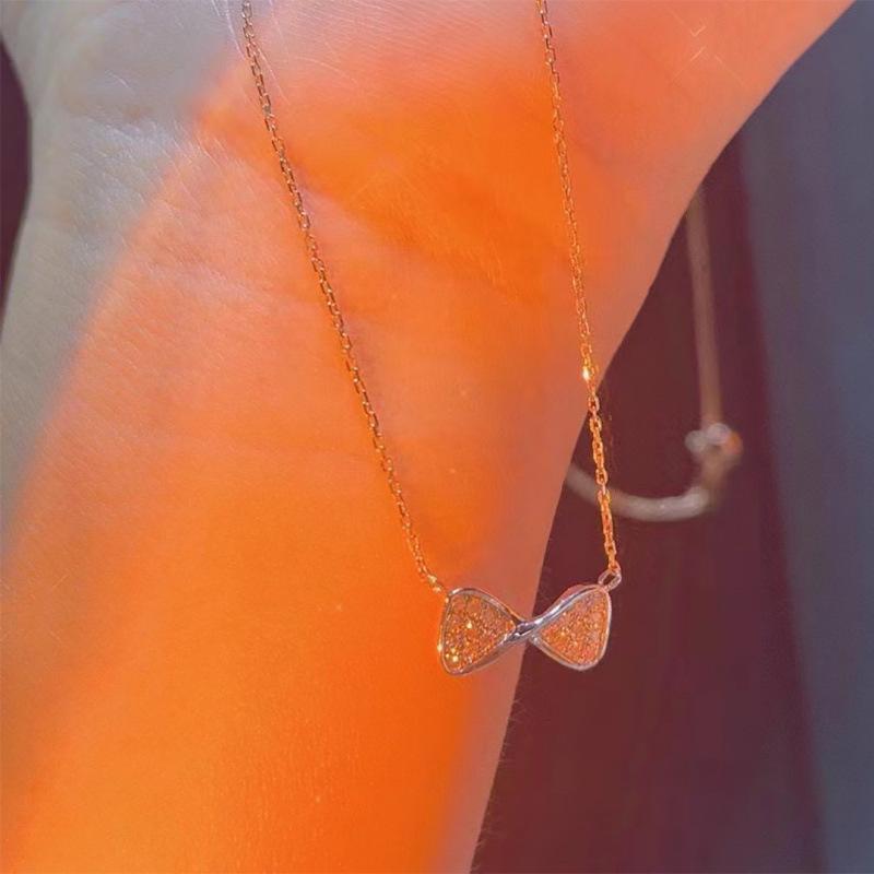 18K Gold Bow Diamond Necklace: Exquisite, Versatile, Light Luxury Clavicle Chain with Heart Pendant.