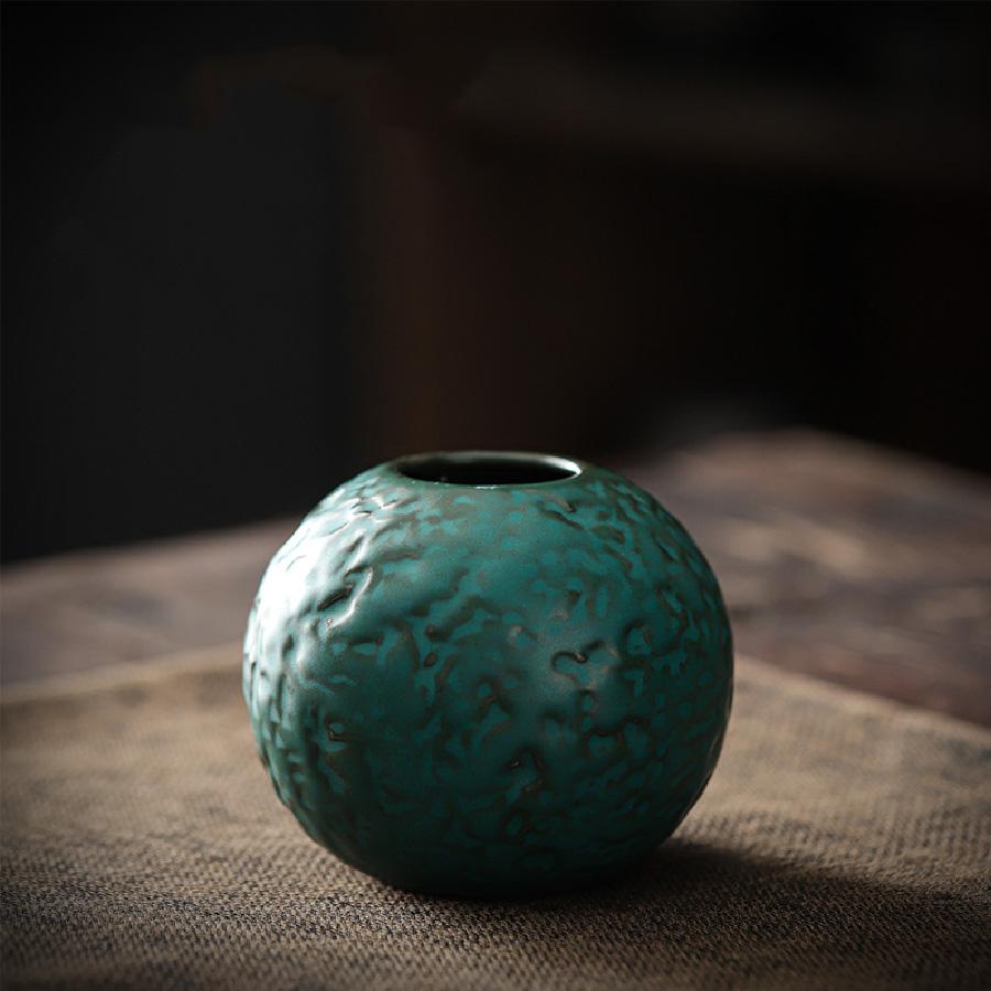 Dekoracja w postaci ceramicznego wazonu vintage, aranżacja kwiatowa do salonu, kreatywna prostota, wazon hydroponiczny, dekoracja na biurko