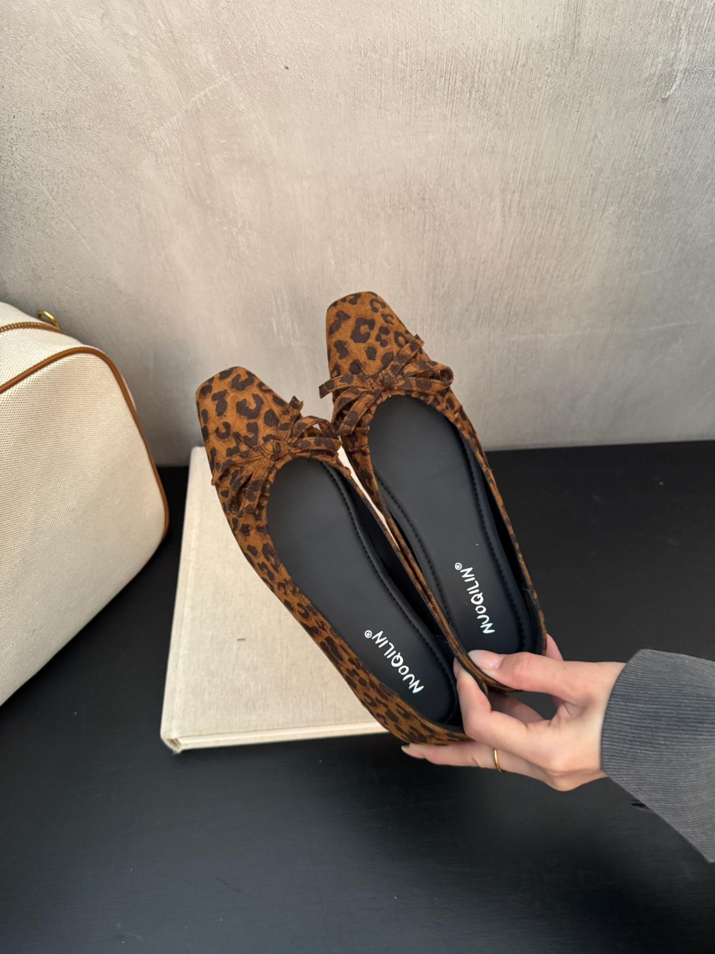 

Niche design stylish and simple polka dot thick heel single shoes French retro bow ballet shoes 39 леопардовий