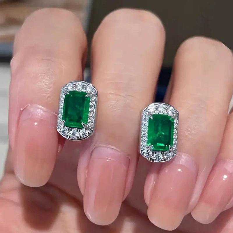 Geometric light luxury stud earrings, simple daily wear jewelry for ladies, expensive high-end exquisite models