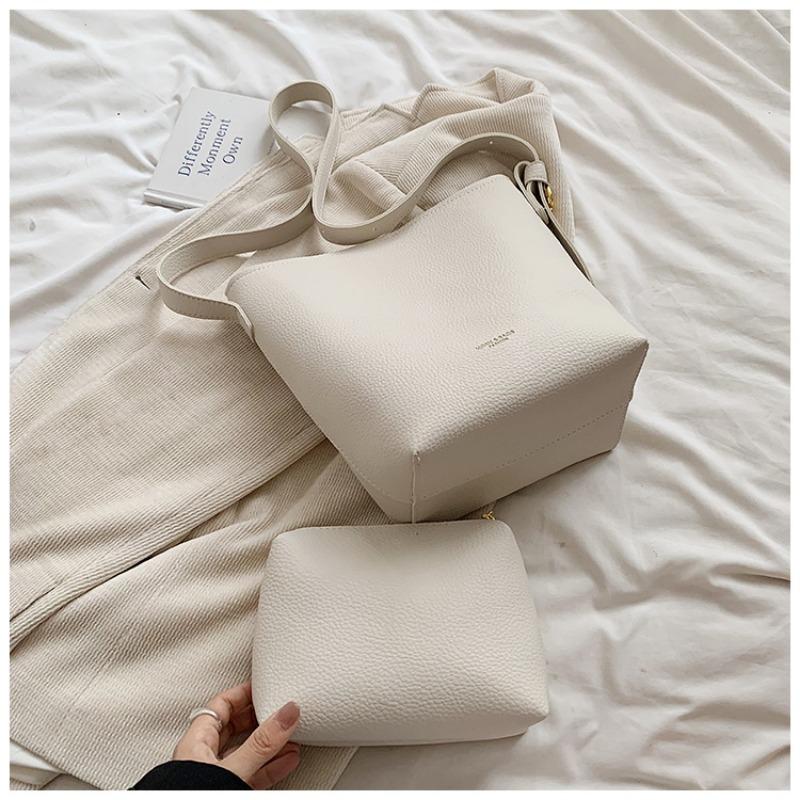 

Large capacity retro niche bucket bag bag women s new children and mothers high-end single shoulder armpit bag белый