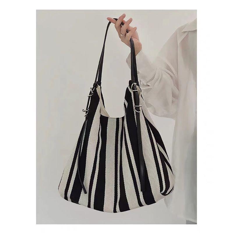 

Special-Interest Design Idle Style Tote Bag 2024 New Arrival Contrast Color Stripes Leisure Bucket Bag Work Clothing Shoulder Underarm Bag Main picture color [gift bag]]