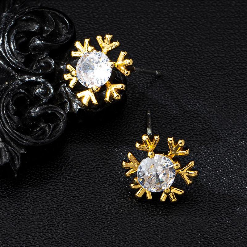 

Покрытые медью серьги-пусеты из 18-каратного золота с цирконом в виде снежинки - Блестящий рождественский подарок для женщин золотой