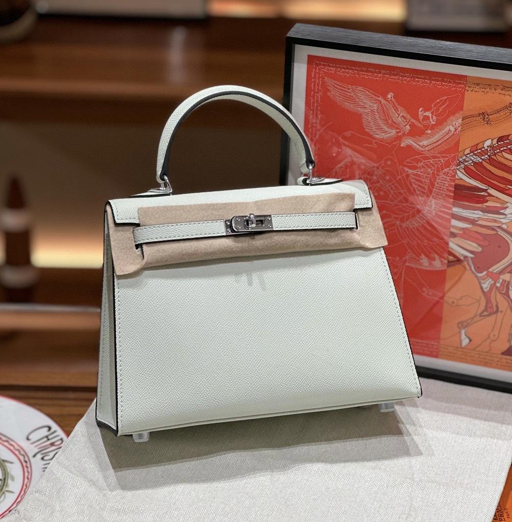 Dies ist eine hochwertige, maßgefertigte Tasche aus Epsom-Leder für Damen. Es eine Umhängetasche mit großem Fassungsvermögen aus Rindsleder