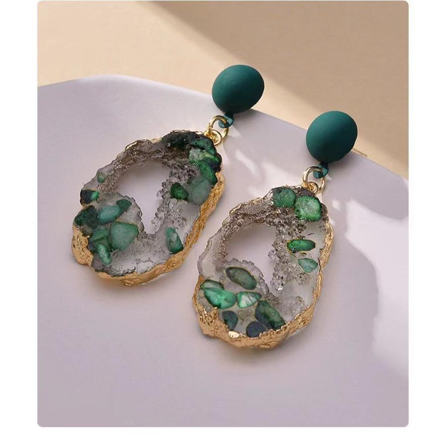 JMXD-Retro Court Style Exaggerated Green Resin Niche Beaded Temperament Women's Earrings, Earrings, Earrings