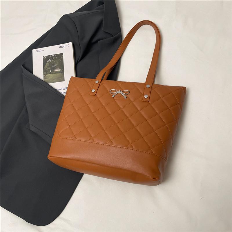 

Сумка большой вместимости с ромбовидной прострочкой, новая осенняя женская сумка 2025 года, ретро-универсальная сумка через плечо, повседневная сумка-тоут для поездок на работу