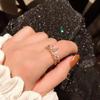 Kleiner kubusförmiger Ring für Damen, Eleganter schlichter Ring für Damen, Ring für den kleinen Finger mit tropfenförmigen Diamanten.
