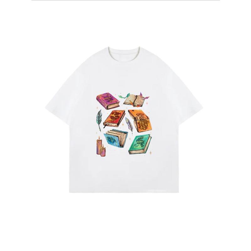 חולצת טי וינטג' אוברסייז עם הדפס ספרים קסומים צבעוניים + נר-נוצה – טופ ספרותי בנושא חובב ספרי פנטזיה