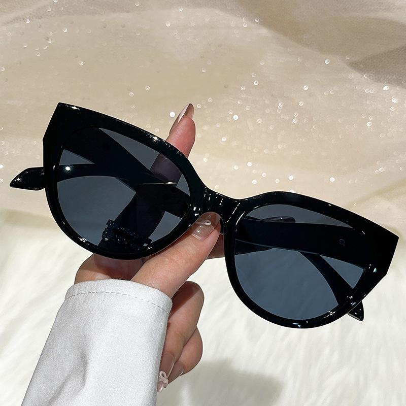 Retro Cat Eye Women Sunglasses Fashion Brand Gradient Lens Unisex Sun Glasses Punk Stylish Snake Decoration UV400 Eyewear