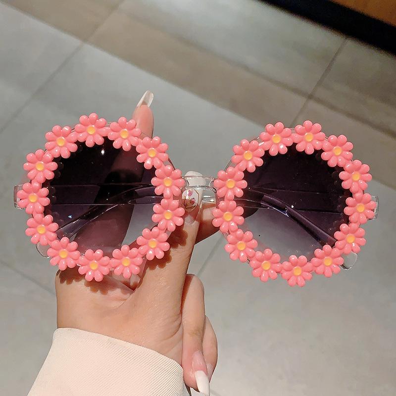 Lunettes de soleil pour enfants mignonnes tendance forme de fleur petite marguerite décontractées polyvalentes vacances à la mer lunettes de soleil pour bébé