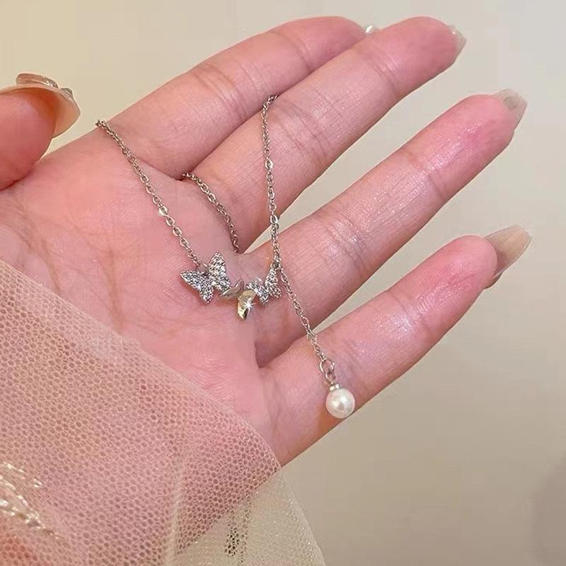 

Temperament diamond butterfly necklace, female summer light luxury niche design pearl collarbone chain Internet celebrity