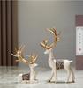 2 Pezzi/Set Figurina di Cervo in Resina Statua di Alce Renna Scultura di Cervo Carino Decorazione Artigianale Regalo per Natale Casa Desktop Cruscotto Auto