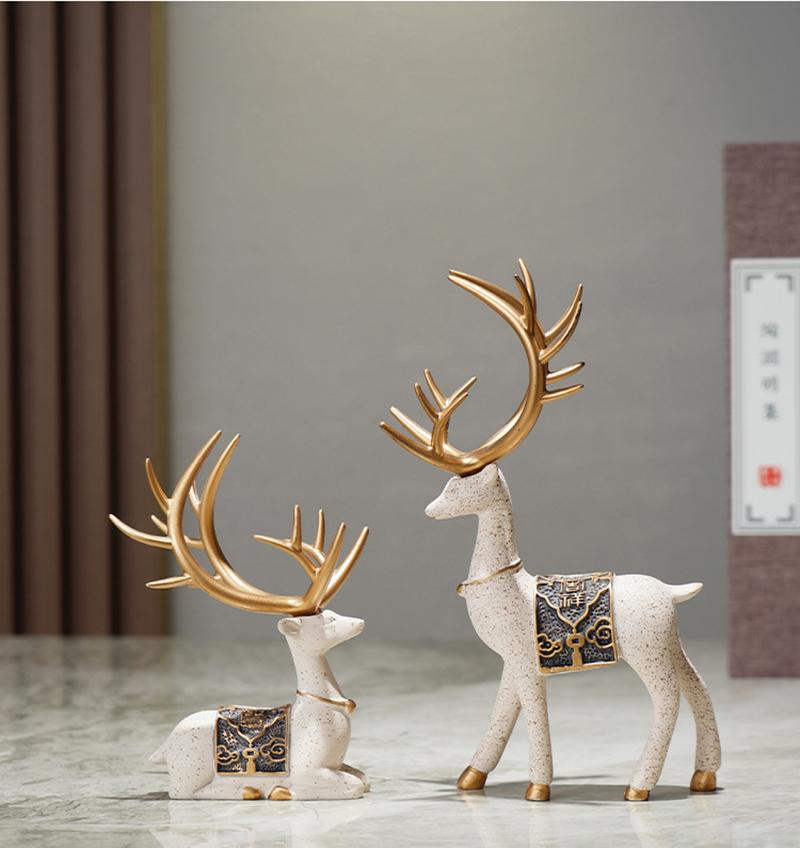 2 Pezzi/Set Figurina di Cervo in Resina Statua di Alce Renna Scultura di Cervo Carino Decorazione Artigianale Regalo per Natale Casa Desktop Cruscotto Auto