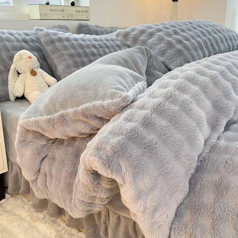 

Роскошный бархатный комплект постельного белья из кроличьего меха - Включает юбку для кровати из молочного бархата, пододеяльник и фланелевые простыни для зимнего комфорта. 1.2m Bed Set (150x200 Duvet) - 3 Pieces