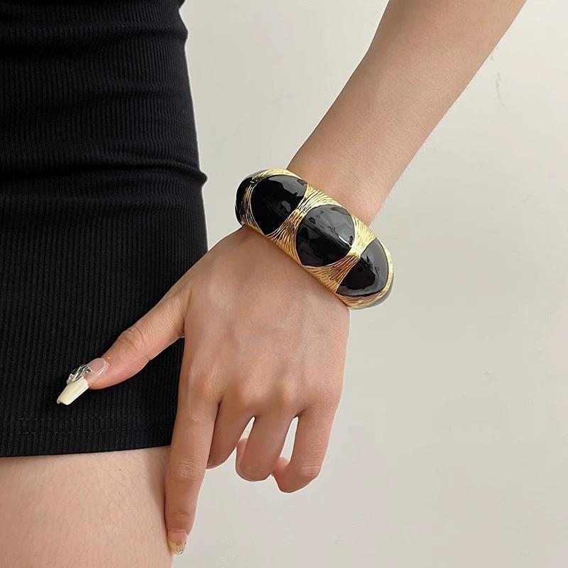 Fashion Vintage Black Gold Enamel Overlapping Wide Version Bracelet Female Delicate Open Bracelet For Friends Gift