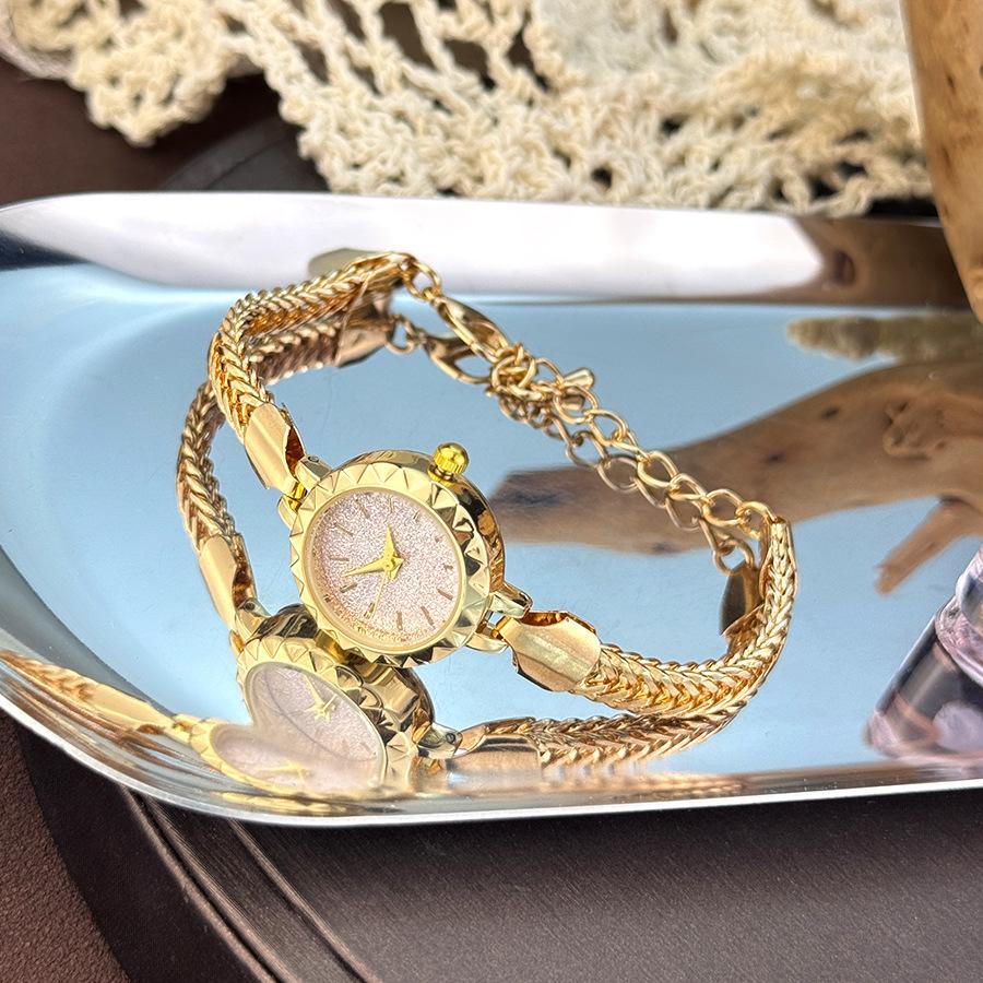 

Цепочка Круглый Маленький Циферблат Нишевый Темперамент Регулируемая Пряжка Маленькие Золотые Часы Женские Кварцевые Часы