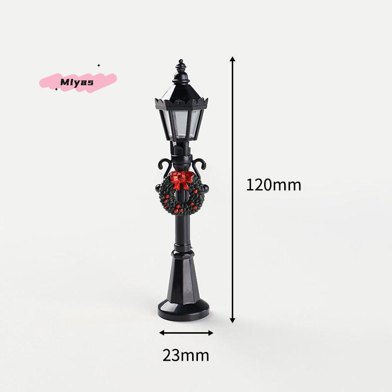 2Pcs Miniature Dollhouse Street Light Model with Christmas Wreath Simulation Street Lamp for Micro Landscape Decor Kid's Toy