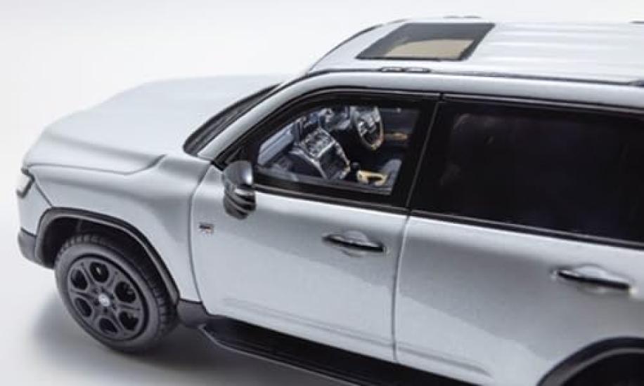 Kyosho Originální Toyota Land Cruiser GR Sport v bílé barvě, hotový produkt v měřítku 1:43.